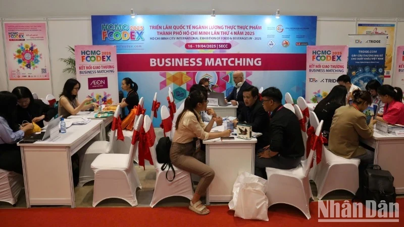Businesses seek cooperation and business opportunities at the networking session.