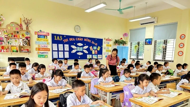 An English lesson for students at Dinh Ke Primary School, Bac Giang City, Bac Giang Province. (Photo: THANH HA)
