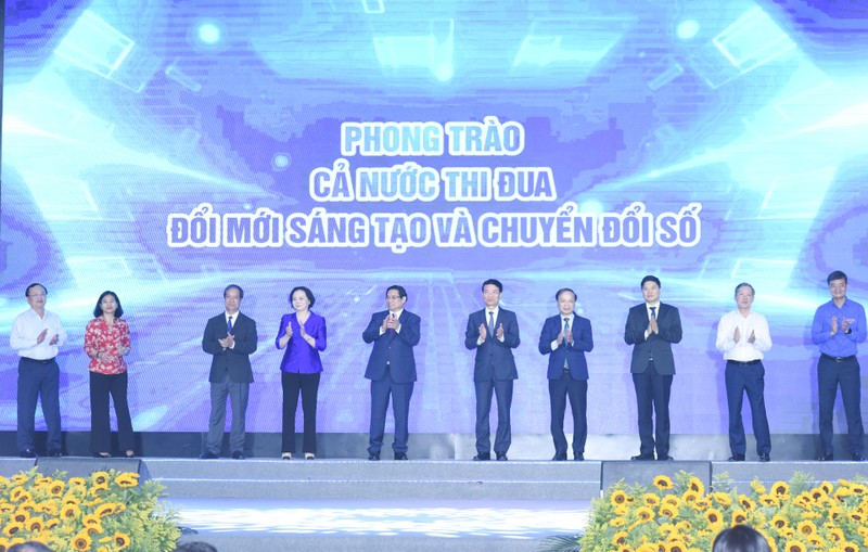 Prime Minister Pham Minh Chinh and the delegates launch the movement on innovation and digital transformation.