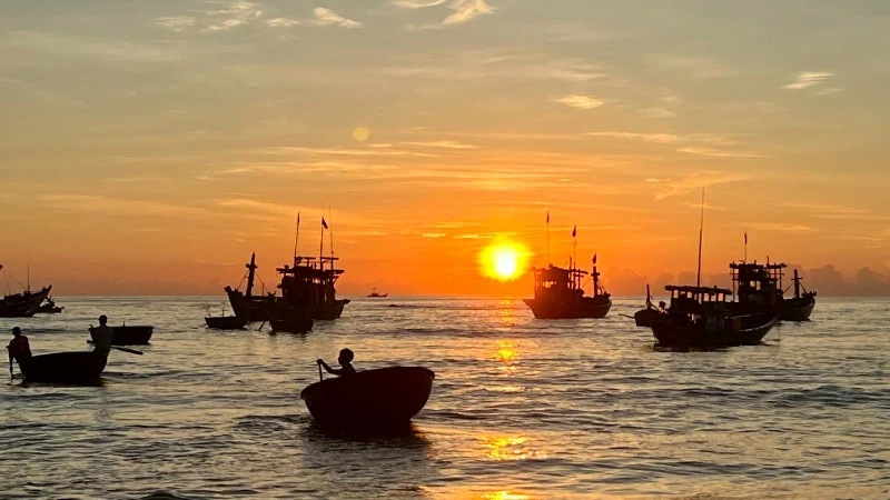 Party members in the coastal areas of Quang Nam always take advantage of every opportunity to disseminate the Party’s guidelines and the State’s policies and laws to fishermen.