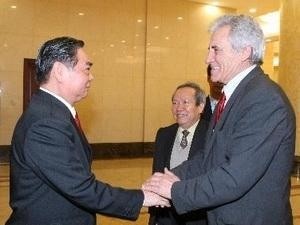 CPVCC ’s Secretariat Le Hong Anh (left) receives General Secretary of the Portuguese Communist Party Jeronimo Carvalho d