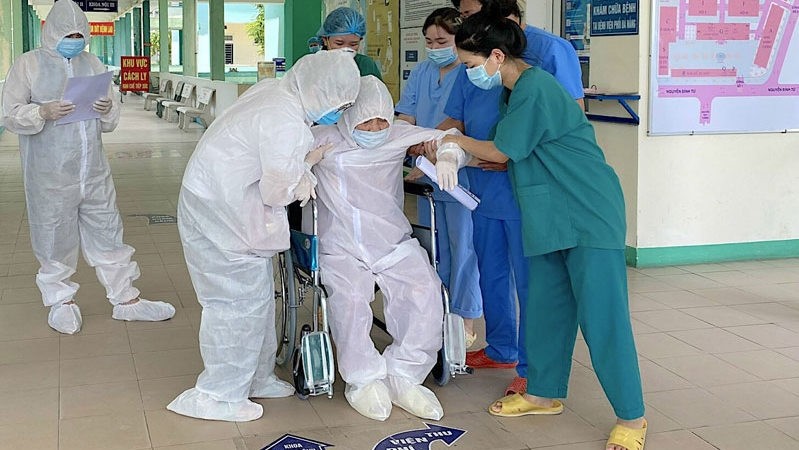 An 81-year-old COVID-19 patient is discharged from the hospital in Da Nang on the morning of June 15. (Photo: NDO/Anh Dao)