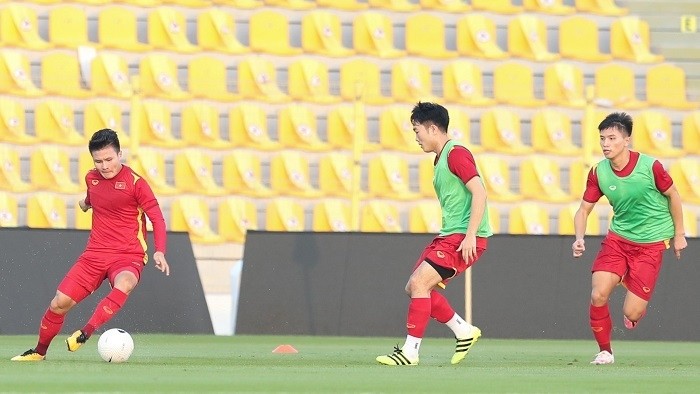 Quang Hai (far left), back after suspension, is vital for Vietnam in their pivotal clash against the UAE. (Photo: VNA)