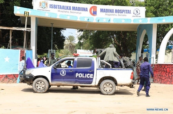 A police pickup arrives at the Medina hospital in Mogadishu, Somalia, June 15, 2021. At least 15 soldiers were killed and dozens more injured in a suicide bombing targeting a military training camp, south of the Somali capital of Mogadishu, Tuesday, police and witnesses said. (Photo: Xinhua)