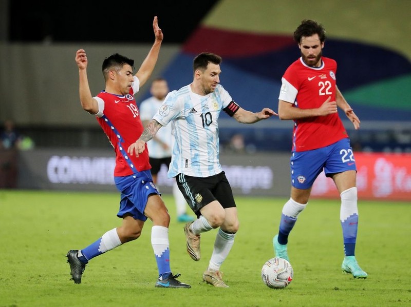 Soccer Football - Copa America 2021 - Group A - Argentina v Chile - Estadio Nilton Santos, Rio de Janeiro, Brazil - June 14, 2021 Argentina's Lionel Messi in action with Chile's Tomas Alarcon. (Photo: Reuters)