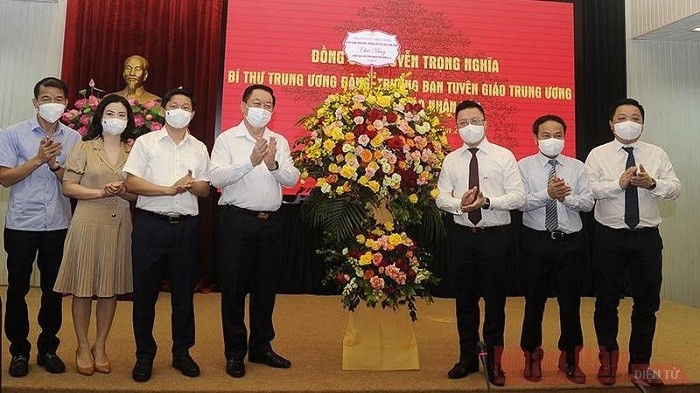 Comrade Nguyen Trong Nghia (fourth from left) and a delegation from the Party Central Committee’s Commission for Communication and Education present a flower bucket to congratulate Nhan Dan Newspaper on the 96th anniversary of Vietnam Revolutionary Press Day. (Photo: NDO/Dang Khoa)