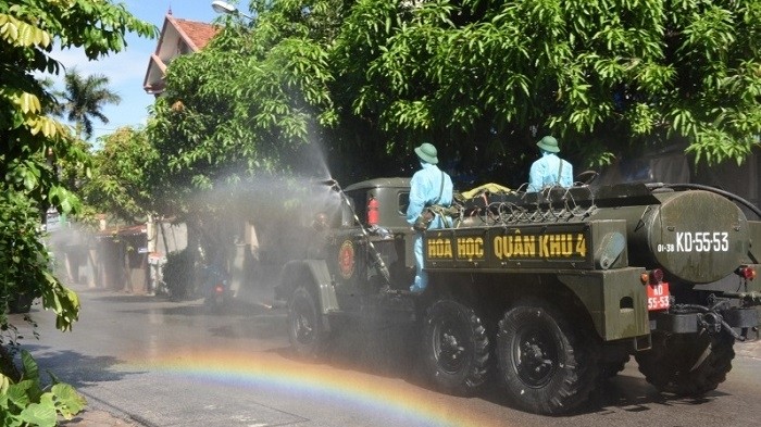 The army spraying disinfectant chemicals in residential areas and public areas in Ha Huy Tap Ward, Vinh City, Nghe An Province, June 14, 2021. (Photo: NDO)
