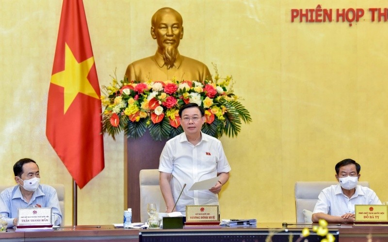 NA Chairman Vuong Dinh Hue (standing) speaks at the session. (Photo: NDO/Duy Linh)