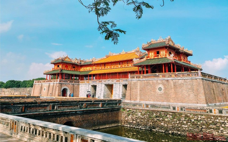 Ngo Mon Gate (Noon Gate), as the largest of the four major gates of Hue Citadel, is the main southern gate of the Hue Citadel, overlooking the very poetic Huong (Perfume) River. Ngo Mon Gate is considered a masterpiece, a pinnacle architecture of Hue Imperial Citadel.