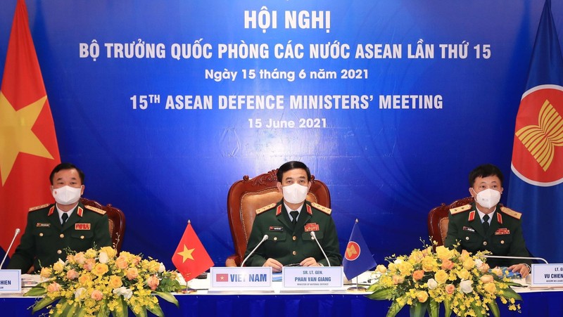 Minister of National Defence Sen. Lieut. Gen. Phan Van Giang (middle) at the event. (Photo: VNA)