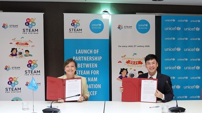 At the signing ceremony for the partnership between UNICEF and the STEAM for Vietnam Foundation. (Photo: UNICEF Vietnam)