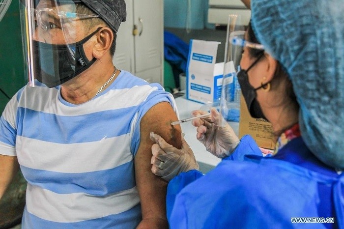 A man receives a dose of the COVID-19 vaccine at a vaccination center in Navotas City, the Philippines on June 8, 2021. (Photo: Xinhua)