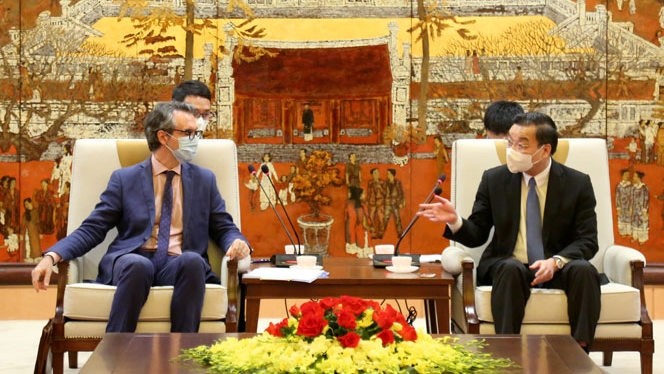 Chairman of the Hanoi People’s Committee Chu Ngoc Anh (R) and Ambassador Giorgio Aliberti at the reception (Photo:hanoimoi.com.vn)