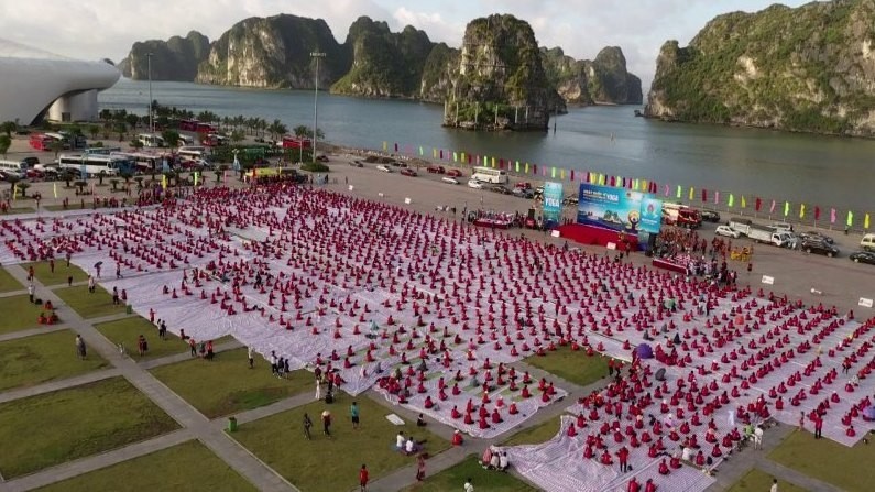 In 2020, with the Covid-19 epidemic situation in Vietnam under control, the Indian Embassy supported Quang Ninh Province in organising the International Day of Yoga in Ha Long Bay.