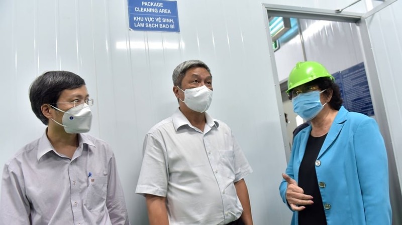 Deputy Minister of Health Nguyen Truong Son inspects a vaccine storage facility in Ho Chi Minh City. (Photo: SSGP)