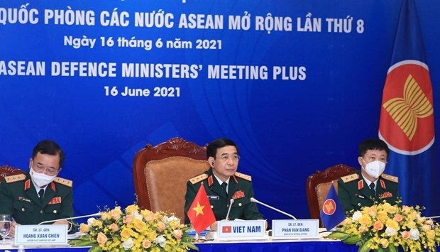 Vietnamese Defence Minister Sen. Lieut. Gen. Phan Van Giang (C) attends the eighth ASEAN Defence Ministers’ Meeting Plus (Photo: VNA)