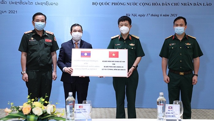 The ceremony to hand over medical equipment to the Lao Ministry of Defence (Photo: MOD)