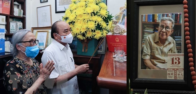 State President Nguyen Xuan Phuc visits the family of the late journalist HuuTho. (Photo: VNA)