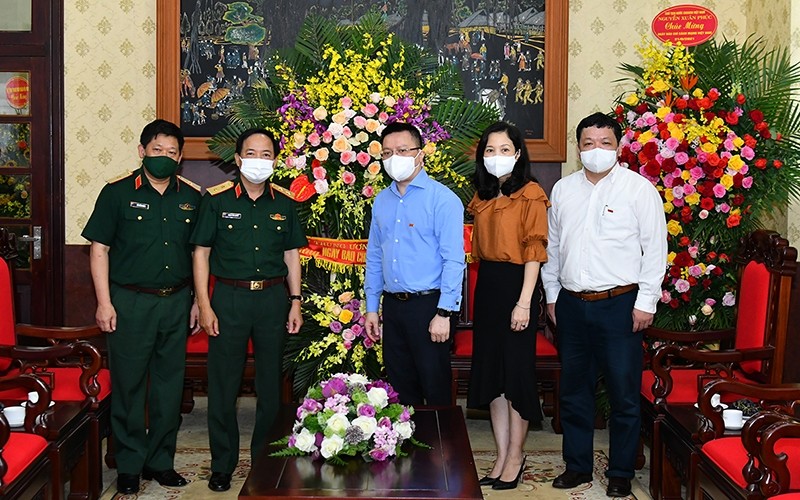 Lieutenant General Trinh Van Quyet, member of the Party Central Committee and Deputy Chief of the General Department of Politics of the Vietnam People's Army visits Nhan Dan Newspaper on June 18.