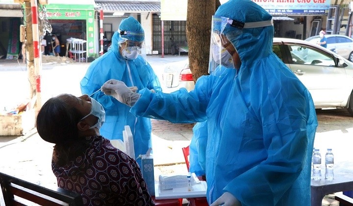Medical workers collect samples for COVID-19 testing in the central province of Ha Tinh. (Photo: VNA)