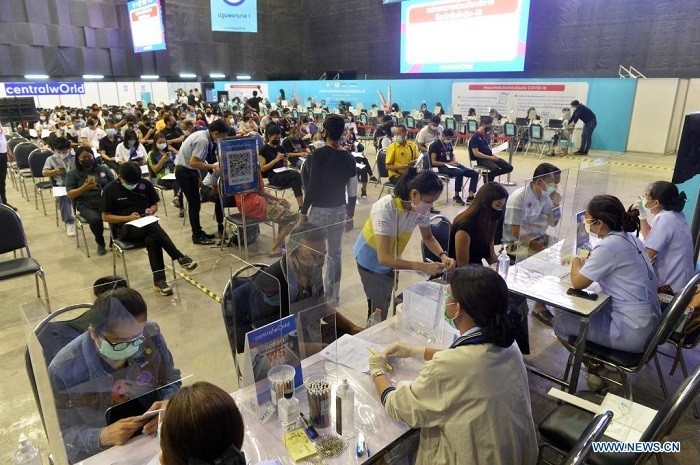 Citizens wait to receive the COVID-19 vaccines developed by Chinese pharmaceutical company Sinovac in Bangkok, Thailand, May 31, 2021. (Photo: Xinhua)