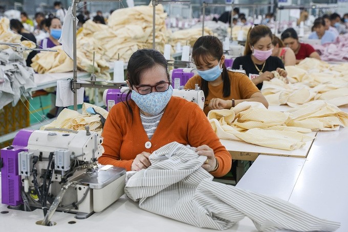 Garment and textile workers at a factory in the Mekong Delta province of Long An. (Photo: Vnexpress)
