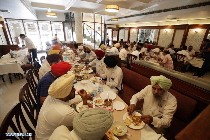 People dine in a restaurant after relaxation in restrictions of COVID-19 lockdown in Amritsar district of India's northern state Punjab, June 16, 2021. (Photo: Xinhua)