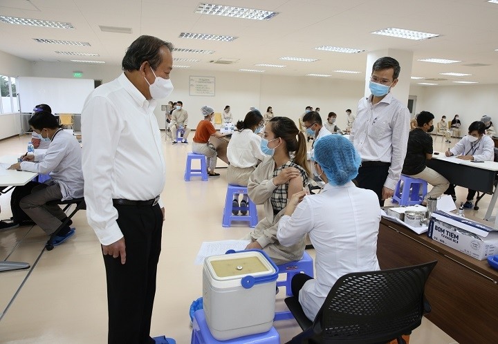 Deputy Prime Minister Truong Hoa Binh visits the COVID-19 vaccination area. (Photo: VGP)