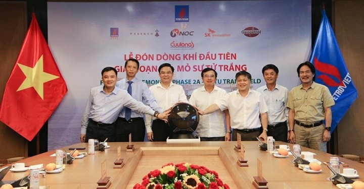 Chairman of the Members’ Council of PetroVietnam Hoang Quoc Vuong and representatives of PetroVietnam and PVEP leaders perform a ritual to welcome the first flow of gas from Su Tu Trang oil field in phase 2A. 