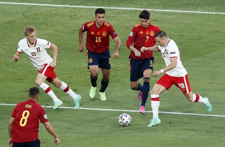 Soccer Football - Euro 2020 - Group E - Spain v Poland - La Cartuja Stadium, Seville, Spain - June 19, 2021 Poland's Piotr Zielinski in action with Spain's Alvaro Morata. (Photo: Reuters)