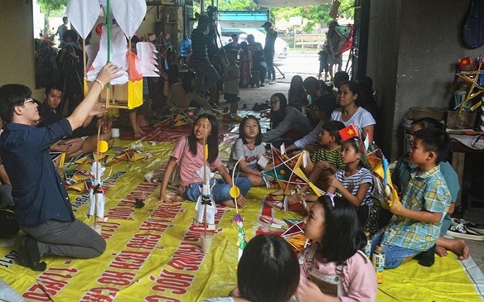Children learn how to make star-shaped lanterns during a tour developed under the ‘Ve Lang’ project