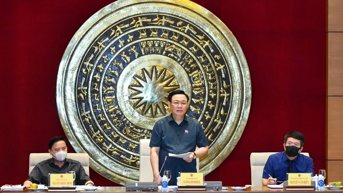 NA Chairman Vuong Dinh Hue speaking at the working session. (Photo: NDO)