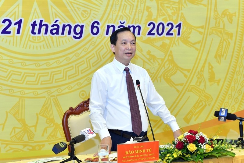 Permanent Deputy Governor of the SBV Dao Minh Tu speaking at the press conference.