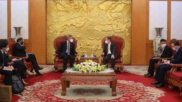 At the meeting between Chairman of the Communist Party of Vietnam (CPV) Central Committee’s Commission for External Relations Le Hoai Trung (R) and Vivian Balakrishnan, Minister of Foreign Affairs and head of the external relations commission of the ruling People’s Action Party (PAP) of Singapore(Photo: VNA)