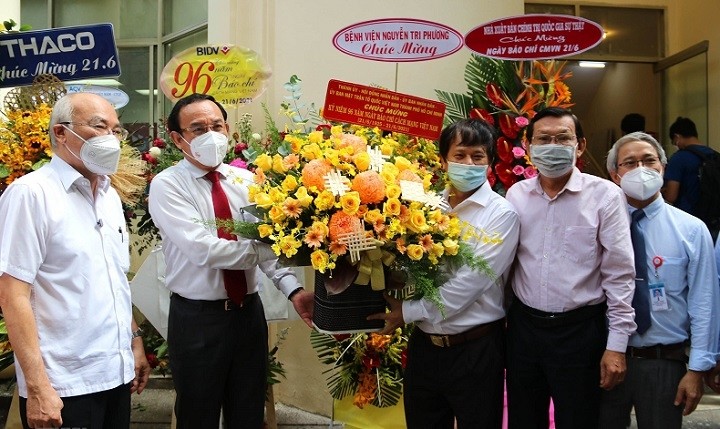 Secretary of the Ho Chi Minh City Party Committee Nguyen Van Nen (second from left) presents flowers to the Ho Chi Minh City Journalists' Association. (Photo: VNA)