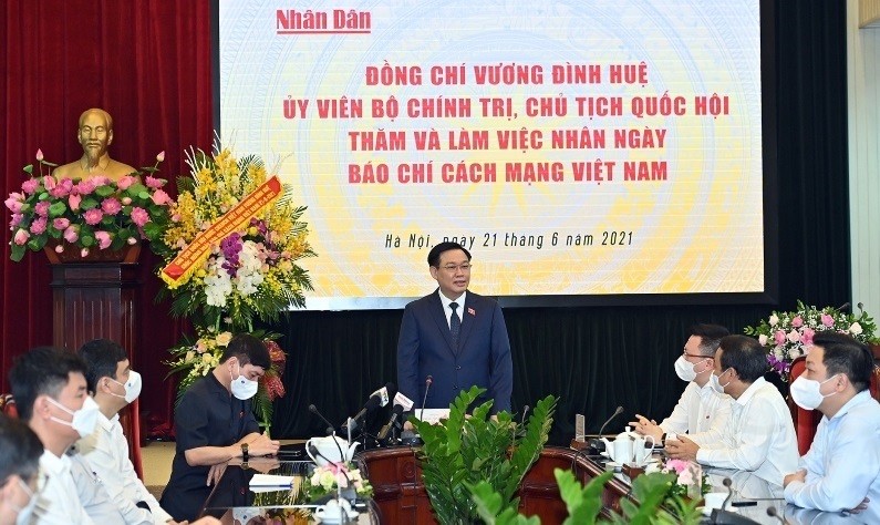 National Assembly Chairman Vuong Dinh Hue extends his congratulations to Nhan Dan Newspaper on the occasion of the 96th anniversary of Vietnam’s Revolutionary Press Day. (Photo: Duy Linh)
