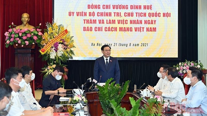 National Assembly Chairman Vuong Dinh Hue extends his congratulations to Nhan Dan Newspaper. (Photo: VNA)