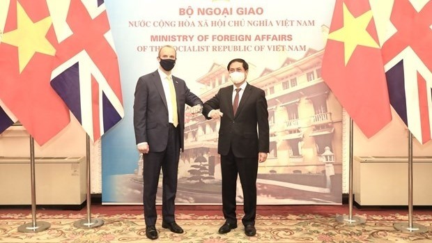 Vietnamese Minister of Foreign Affairs Bui Thanh Son (right) and the British First Secretary of State and Secretary of State for Foreign, Commonwealth and Development Affairs, Dominic Raab, in Hanoi on June 22 (Photo: VNA)