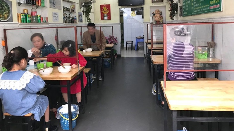Indoor restaurants in Hanoi have been allowed to reopen, but must ensure safety against COVID-19. (Photo: NDO/Quoc Toan)