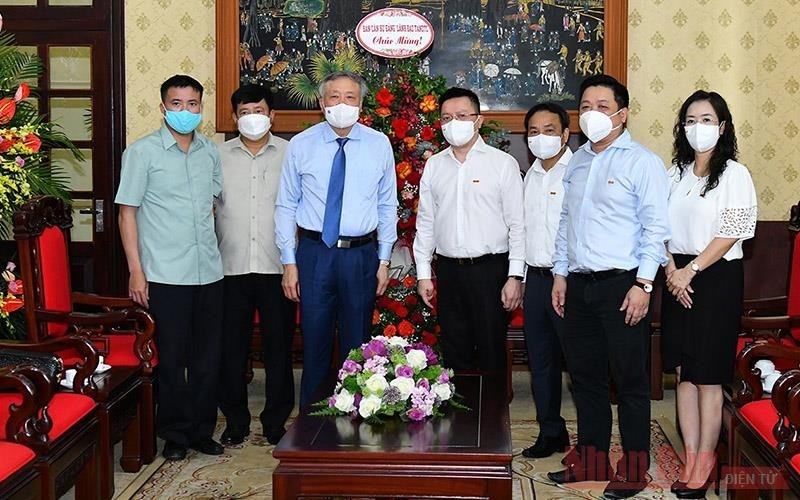 Nguyen Hoa Binh, Politburo member, Secretary of the Party Committee and Chief Justice of the Supreme People's Court visited and conveyed his best wishes to Nhan Dan Newspaper on the morning of June 21.