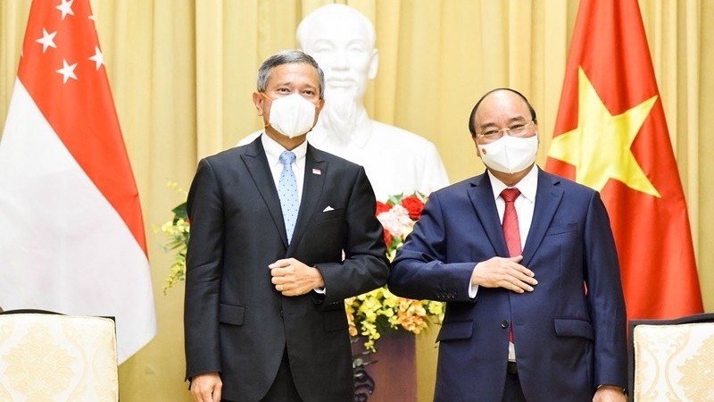 President Nguyen Xuan Phuc (R) hosts Singaporean Foreign Minister Vivian Balakrishnan