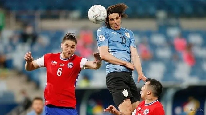 Uruguay's Edinson Cavani in action with Chile's Francisco Sierralta. (Photo: Reuters)