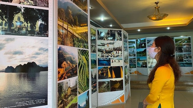 Visitors to the photo exhibition. (Photo: hanoimoi.com.vn) 