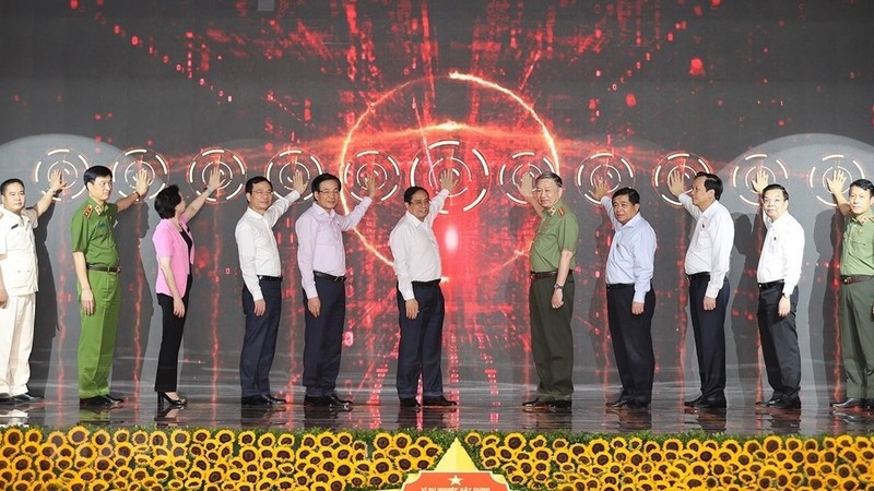 Prime Minister Pham Minh Chinh (centre) and officials mark the launch of the systems on June 22 (Photo: VNA)