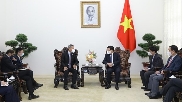 Deputy Prime Minister Pham Binh Minh (R) and Singaporean Foreign Minister Vivian Balakrishnan at the meeting in Hanoi on June 22 (Photo: VNA)