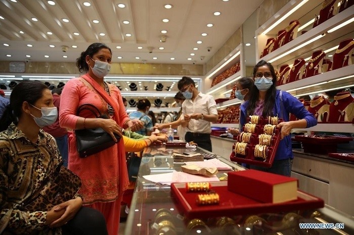People are seen at a gold shop reopened after the local government relaxed its prohibitory orders in Kathmandu, Nepal, on June 22, 2021. The authorities in the Kathmandu Valley of Nepal decided on Sunday to extend the ongoing lockdown by an additional week till June 28 to help curb COVID-19 infections but relax the provisions of the prohibitory order significantly. (Photo: Xinhua)
