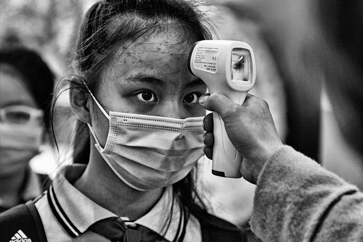The photo titled “Do than nhiet” (body temperature check) by Viet Van from Lao Dong (Labour) newspaper wins an honourary certificate at Spain’s competition  Biennial International Digital Photojournalism 2021. 