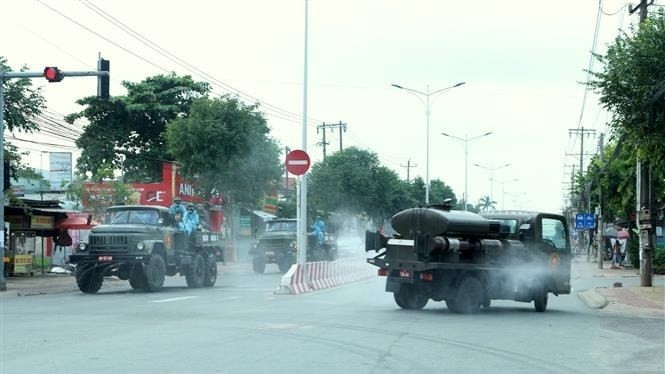 Chemical army units spray disinfectant on the streets of Binh Chuan ward in Thuan An city, Binh Duong province. (Photo: VNA)