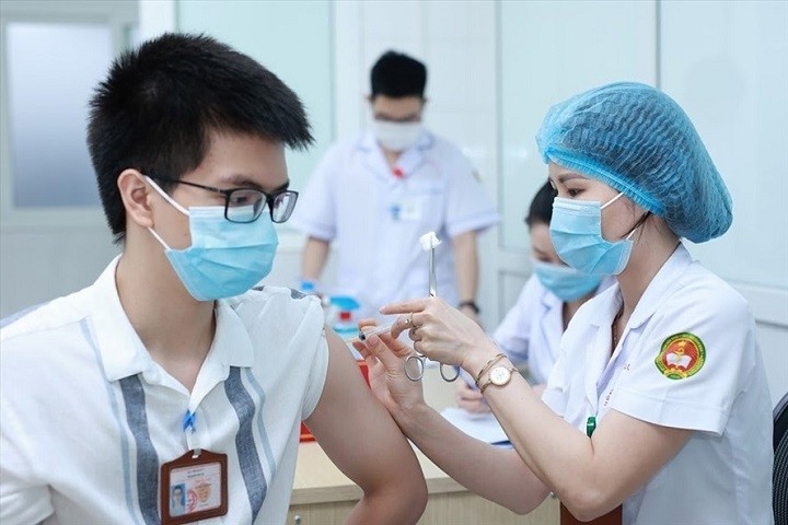 A volunteer is getting a dose of home-grown Nano Covax COVID-19 vaccine in the third phase of its human trials. (Photo: Laodong.vn)