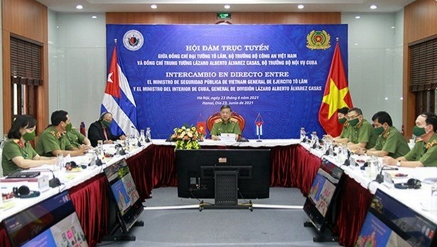 At the talks between the two ministers (Photo: VNA)